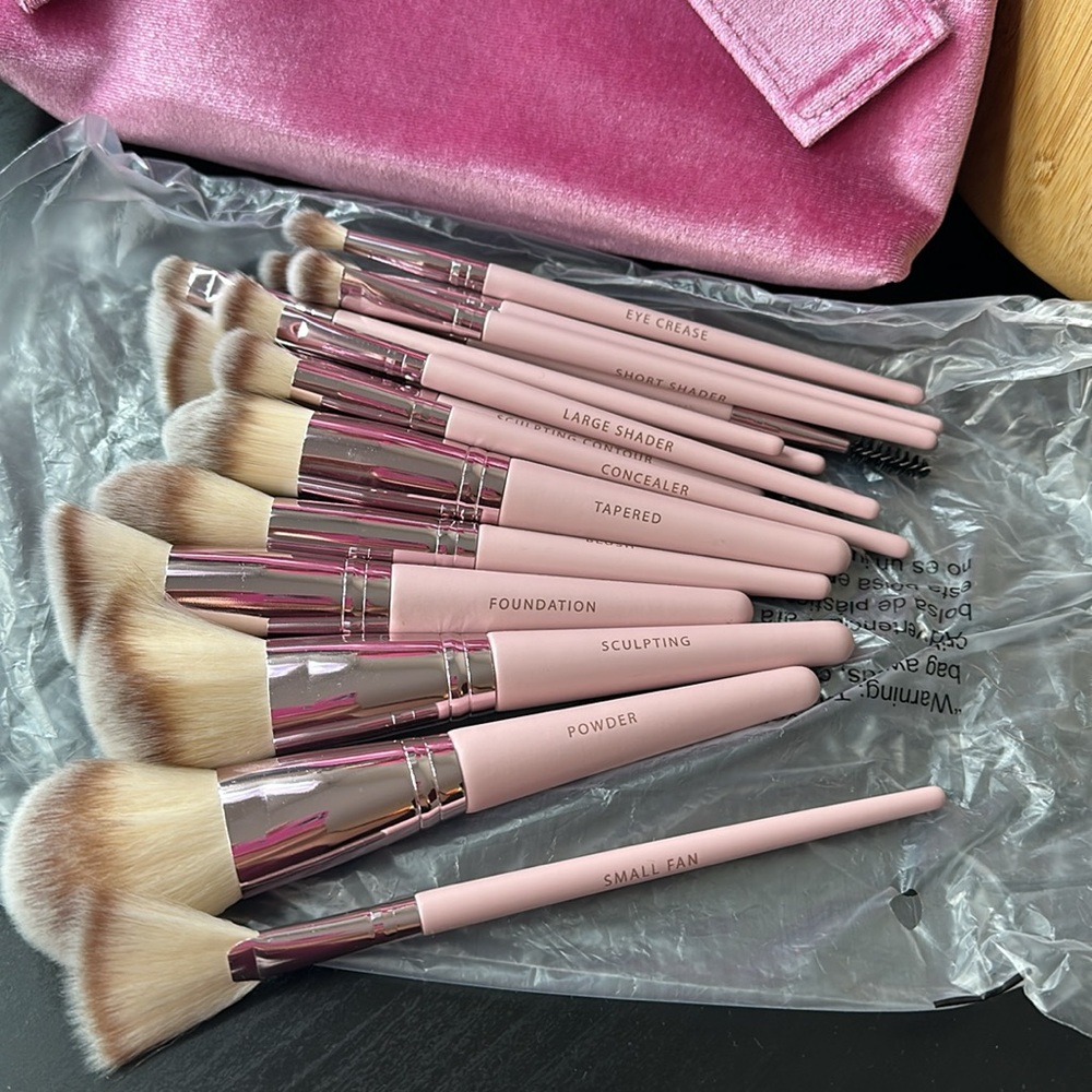 Random makeup bundle - Picture 5 of 6